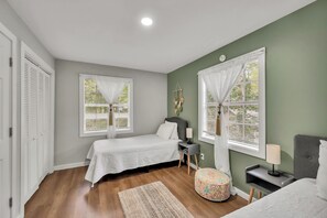 4 bedrooms, iron/ironing board, WiFi, bed sheets