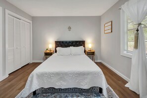 4 bedrooms, iron/ironing board, free WiFi, bed sheets - Kids Essentials, Packnplay, Near UNC, walk to Golf Essentials,Crib (Chapel Hill)