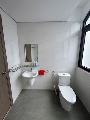 Dusche, Regendusche, kostenlose Toilettenartikel, Haartrockner