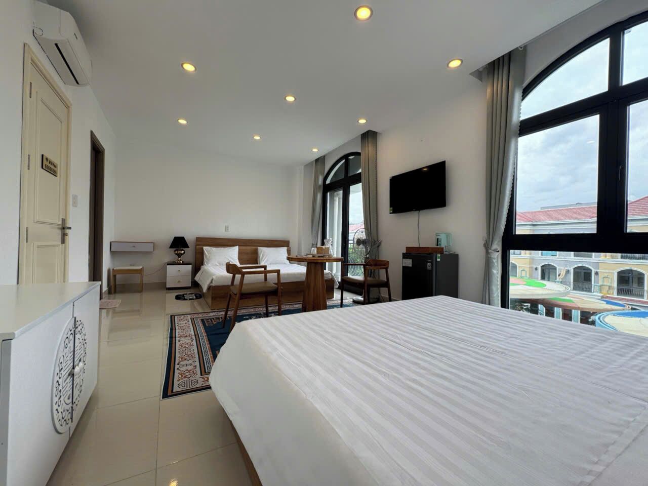Quarto quádruplo standard, sacada, vista para o jardim | Escrivaninha, Wi-Fi de cortesia, roupa de cama