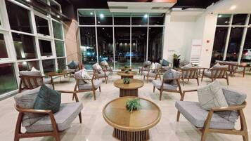 Room, 1 Bedroom, Balcony, Pool View | Ruang Istirahat