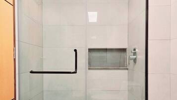 Room, 1 Bedroom, Balcony, Pool View | Bilik Mandi