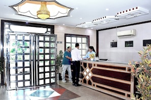 Quầy tiếp tân