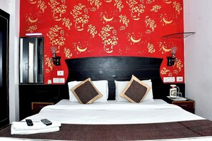 Deluxe Double Room | Laptop workspace, rollaway beds, free WiFi, bed sheets
