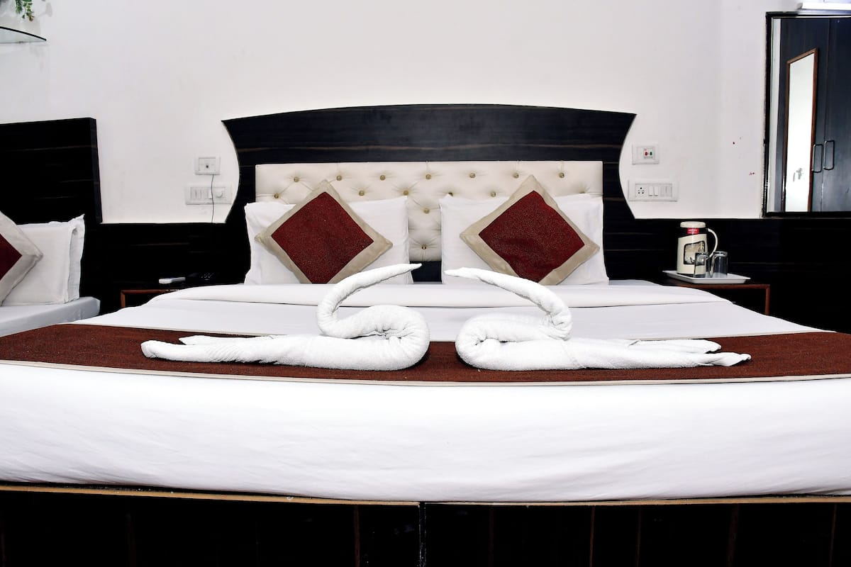 Deluxe Double Room | Laptop workspace, rollaway beds, free WiFi, bed sheets