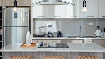 Refrigerador em uma área comum, micro-ondas em uma área comum