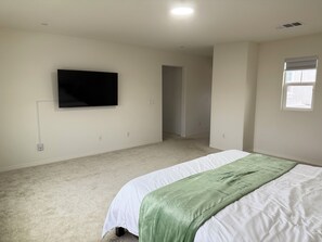 4 slaapkamers, een strijkplank/strijkijzer, internet, beddengoed