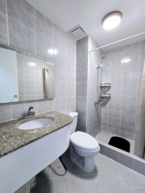 Room, 1 Bedroom | Bathroom