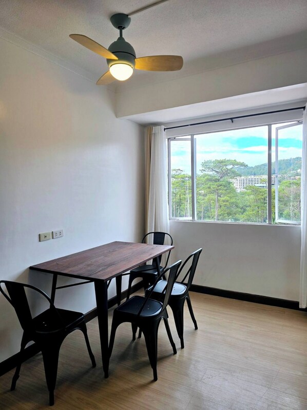 Room, 1 Bedroom | Dining