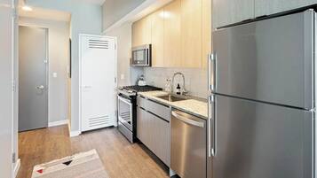 Réfrigérateur, micro-ondes, four, plaque de cuisson