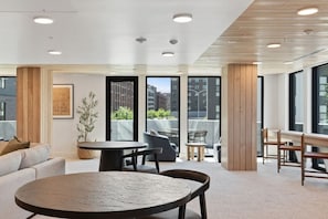 Interior - Designer Lux Amenities! Pool/gym/bowling/park/golf (Salt Lake City)