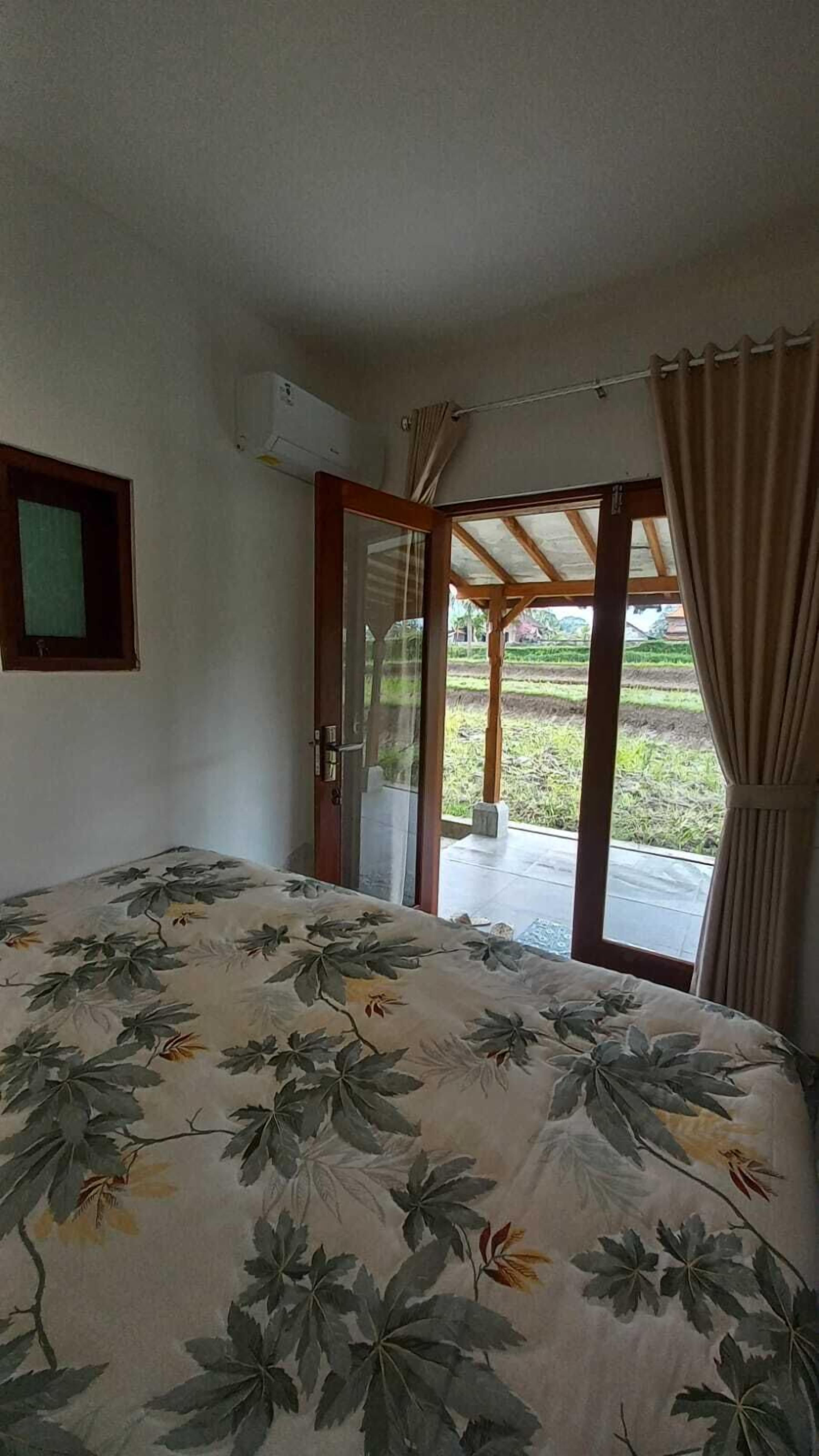 办公桌、笔记本电脑工作区、免费 WiFi