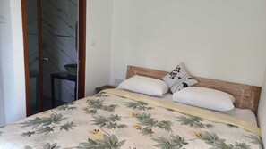 Escritorio, espacio para trabajar con laptop y wifi gratis 