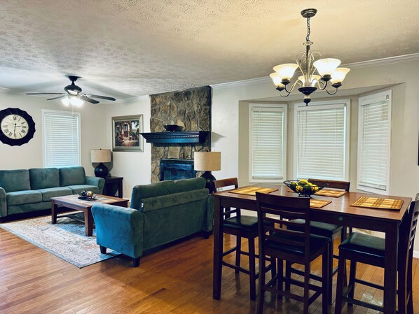 Living area - Cozy Hilltop 3-bedroom house in charming Dallas GA. (Dallas)