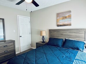 3 bedrooms, iron/ironing board, WiFi, bed sheets - Cozy Hilltop 3-bedroom house in charming Dallas GA. (Dallas)