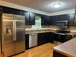 Private kitchen - Cozy Hilltop 3-bedroom house in charming Dallas GA. (Dallas)