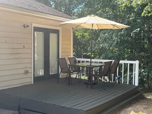 Outdoor dining - Cozy Hilltop 3-bedroom house in charming Dallas GA. (Dallas)
