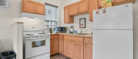 Fridge, microwave, stovetop, dishwasher