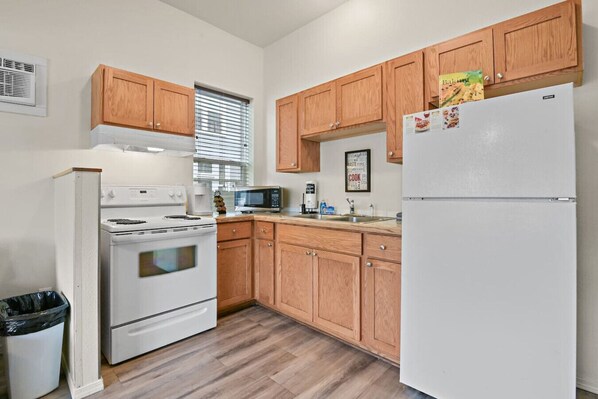 Fridge, microwave, stovetop, dishwasher