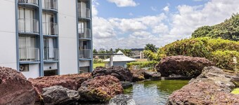 Hilo Lagoon Retreat – 2BR w/View, A/C, Pool