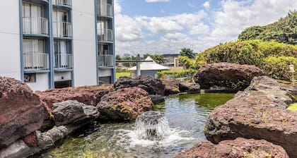 Hilo Lagoon Retreat – 2BR w/View, A/C, Pool