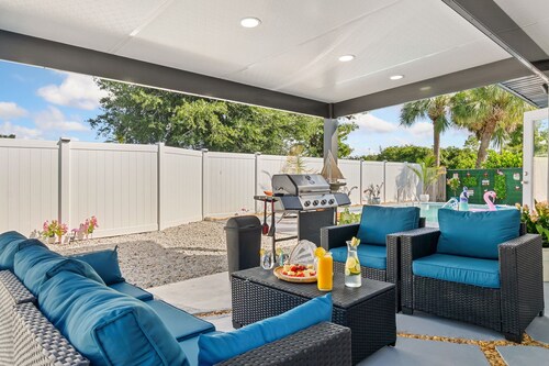 Oasis Getaway: Pool, Patio & BBQ Under the Stars