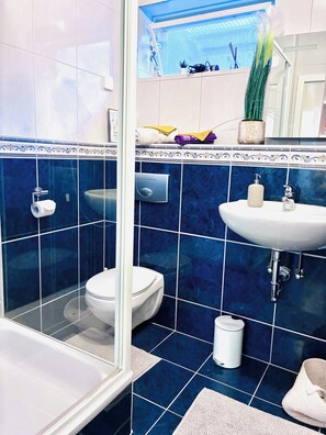 Dusche, Haartrockner, Handtücher, Seife
