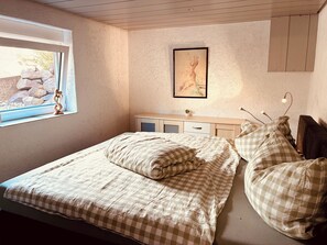 2 slaapkamers, een bureau, een strijkplank/strijkijzer, reisbedje