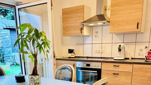 Coffee/tea maker, fridge, microwave, oven - Peace & relaxation in the countryside! Mediterranean country house apartment with jacuzzi (Merchweiler)