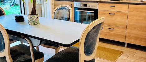 冰箱、微波炉、烤箱、炉灶