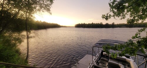 Northwoods Lakefront Paradise, 2-bedroom Cabin on the Beautiful Minong Flowage!