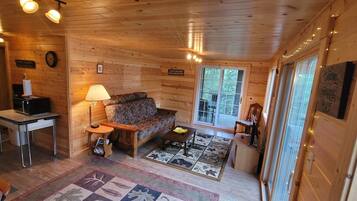 Een smart-tv en boeken