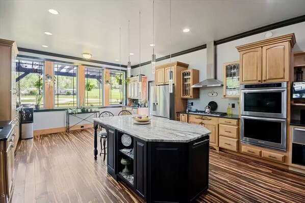 Micro-ondes, four, plaque de cuisson, lave-vaisselle