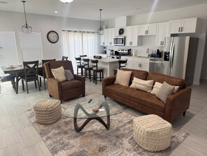 Smart TV - Newly built,private,and cozy. 6 guest • 3 bedrooms • 3 beds • 2 baths (Houston)
