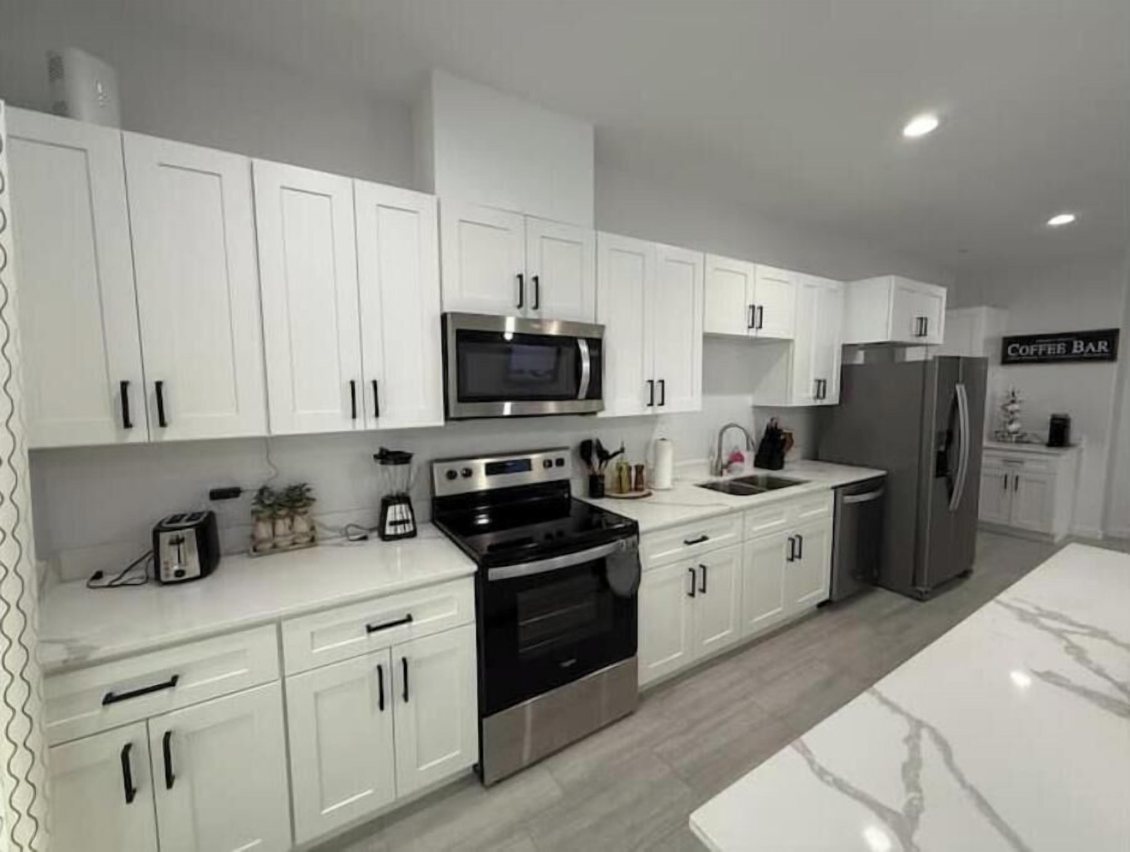 冷蔵庫、電子レンジ、オーブン、コンロ