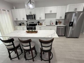 Fridge, microwave, oven, stovetop - Newly built,private,and cozy. 6 guest • 3 bedrooms • 3 beds • 2 baths (Houston)