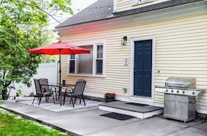 Outdoor dining - Unique 4bedrooms 2 bathrooms stunning getaway unit (Methuen)