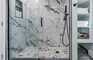 Shower, hair dryer, towels, soap - Unique 4bedrooms 2 bathrooms stunning getaway unit (Methuen)