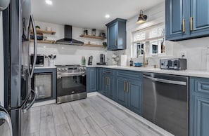 Private kitchen - Unique 4bedrooms 2 bathrooms stunning getaway unit (Methuen)