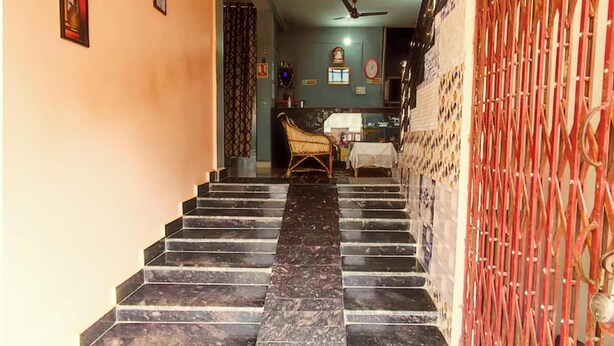 A staircase with dark marble steps leading to a landing. - Hotel MP Katra (Katra)