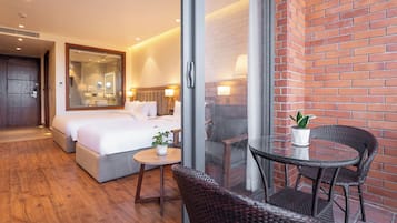 Escritorio y espacio para trabajar con laptop