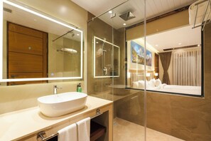 Deluxe kamer, uitzicht op heuvels | Badkamer | Gratis toiletartikelen, een haardroger, badjassen, pantoffels