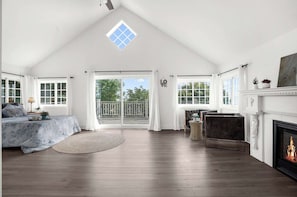 Interior - Waterfront Cottage w/ Pool! Beach Access (Fort Erie)
