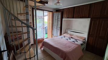 5 bedrooms, iron/ironing board, free WiFi, bed sheets