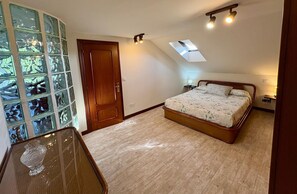 5 bedrooms, iron/ironing board, Internet, bed sheets