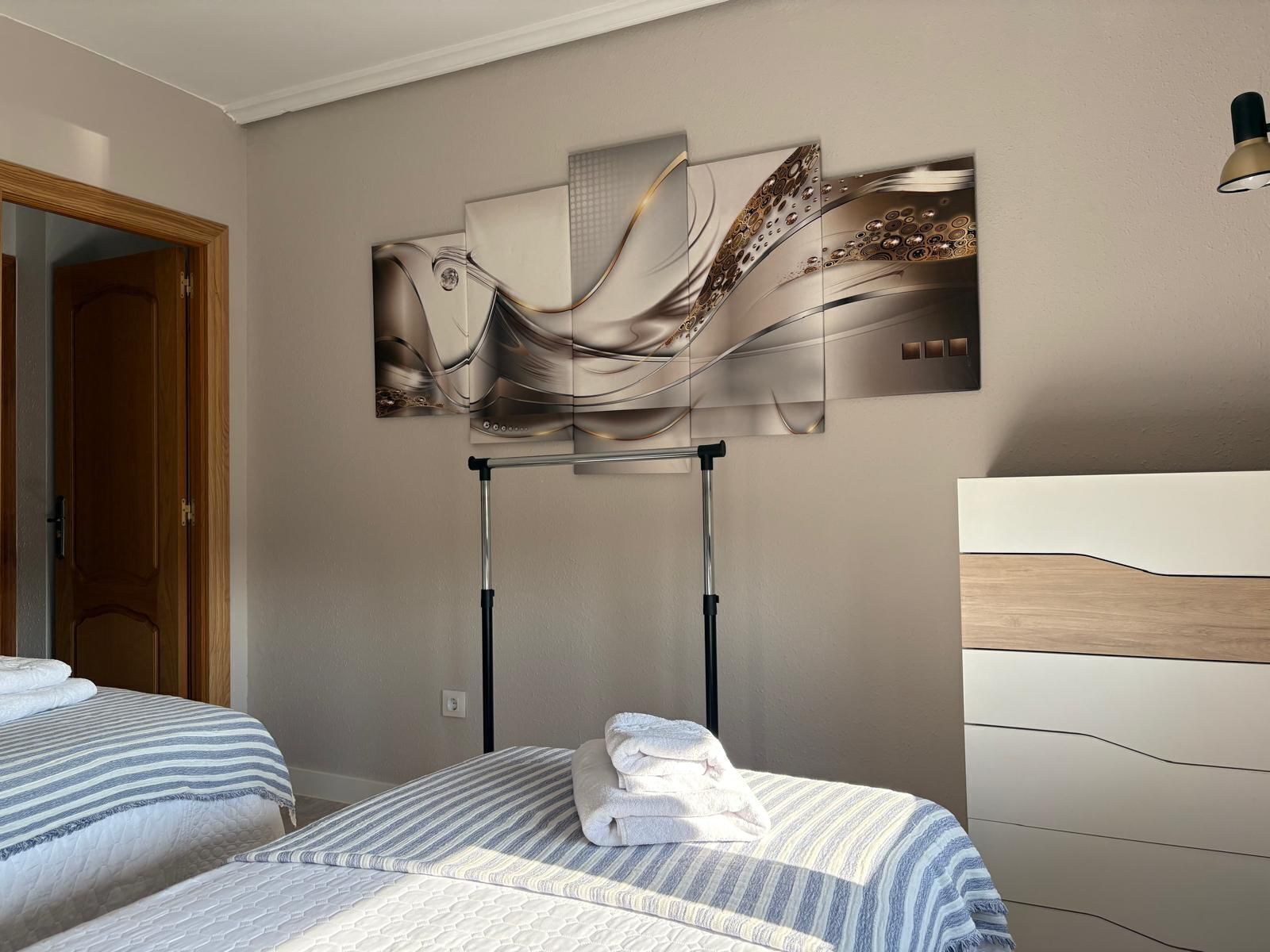 Een strijkplank/strijkijzer, internet, beddengoed