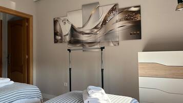 Een strijkplank/strijkijzer, internet, beddengoed