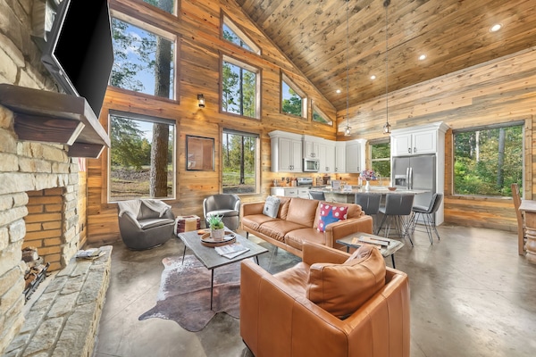 Een smart-tv, een open haard, videogames en boeken