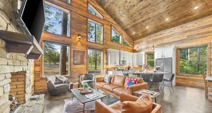 Cab'n America - Pets/ Giant Jenga/ Hot tub/ Fire Pit/ Horseshoes