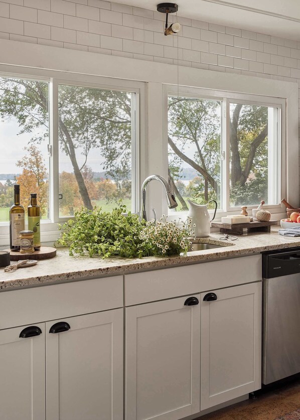 Fridge, microwave, oven, stovetop - Gran Roble - Charming Countryside Retreat (Prince Edward)